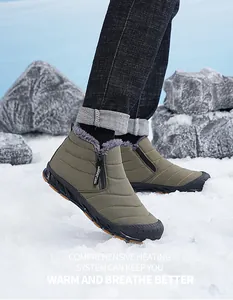 Detail van warme pluche voering en ritssluiting op olijfgroene winter sneeuwschoenen