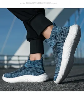 Inquadratura dal basso di sneakers in maglia blu senza lacci con suola bianca ammortizzata