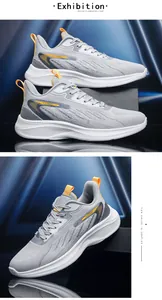 Detail van grijze mesh hardloopschoenen met oranje strepen en dempende zool