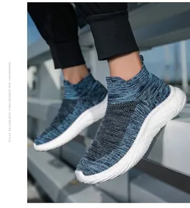 Dettaglio della tomaia in maglia traspirante e suola ammortizzata di sneakers casual