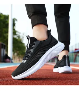 Dettaglio scarpe da corsa nere con rete traspirante e suole ammortizzate bianche morbide