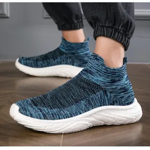 Vista laterale dettagliata delle scarpe in maglia traspirante con suola in gomma ondulata