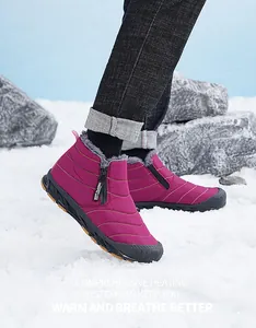 Detail van warme wintersneeuwlaars met rits aan de zijkant en dikke voering van imitatiebont