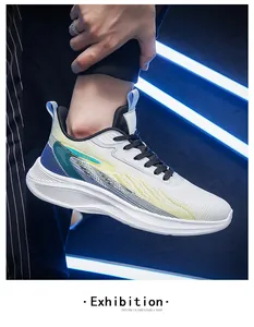 Zijaanzicht van witte mesh hardloopschoenen met gekleurde details en gedempte zolen