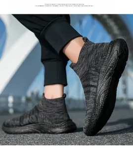 Dettaglio di sneaker in maglia traspirante con spesse suole nere antiscivolo