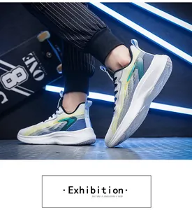 Dynamisch detail van de lichte hardloopschoenen met mesh bovenwerk en gedempte zolen