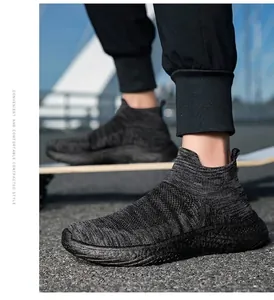 Dettaglio della tomaia in maglia traspirante grigio scuro e polsino slip-on sulla scarpa