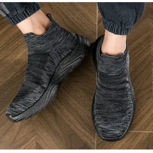 Dettaglio di sneaker in maglia grigia con tomaia elastica in mesh su pavimento