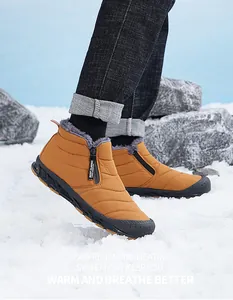 Detail van warme voering van imitatiebont en waterdicht nylon op bruine wintersneeuwlaarzen