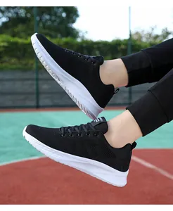 Dettaglio scarpe da corsa in mesh nero traspirante con suole ammortizzate bianche