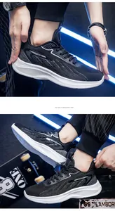 Detail van ademend zwart mesh bovenwerk en MD-zool op atletische herensneakers voor sport