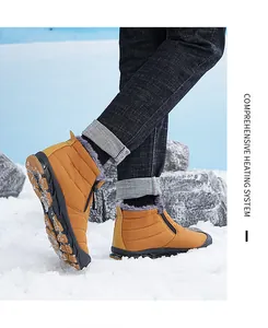 Detail van waterdichte sneeuwlaarzen met grijze pluche voering en rits aan de zijkant
