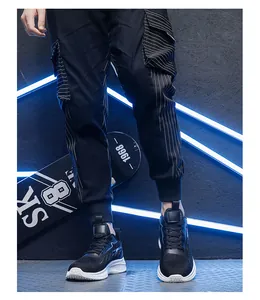 Close-up van zwarte krijtstreep cargo broek met zijzak en trendy sportschoenen