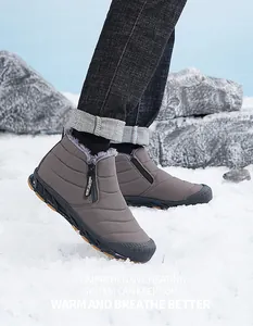 Detail van de warme voering van imitatiebont en rits op de heren winterlaarzen in de sneeuw
