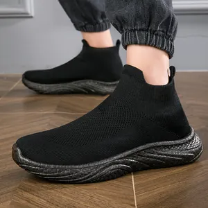 Sneaker da uomo in maglia traspirante con suola ondulata su pavimento in legno