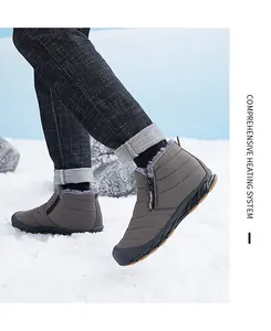 Detail van winterse sneeuwlaarzen met warme voering van imitatiebont en zijritssluiting