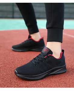 Dettaglio della tomaia in mesh nero traspirante e dell'interno rosso della scarpa
