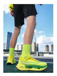 Détail macro de la chaussure de course jaune avec logo 9PRO et semelle amortissante