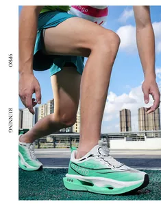 Photo en extérieur des chaussures de course 9PRO avec mesh respirant et vert