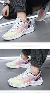 Lichtgewicht witte hardloopschoenen met regenboogaccenten en comfortabele EVA-zool