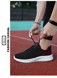 Dettaglio della maglia traspirante e delle cuciture rosse su scarpe da corsa per uomo