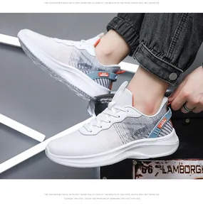Detailopname van ademende witte mesh sneakers met lichtblauwe en oranje accenten