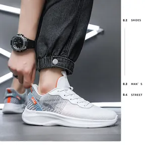 Detailoverzicht van de witte mesh sportschoen met oranje en blauwe hieltrekkoord