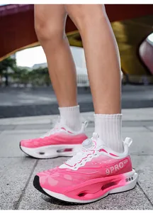 Vue détaillée de chaussures de course dégradées roses avec système de laçage rapide rotatif