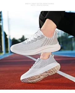 Dettaglio scarpe da corsa grigie in tessuto traspirante su pista con suola ammortizzata