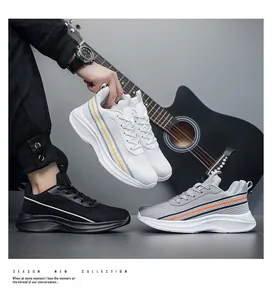 Close-up van lichte mesh hardloopschoenen in zwart, wit en grijs met gedempte zolen