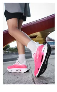 Détail de la chaussure de course 9PRO avec dégradé rose et semelle intercalaire à amorti évidé