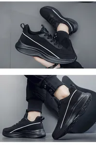 Detail van zwarte mesh hardloopschoenen met dikke gedempte zolen met golfpatroon