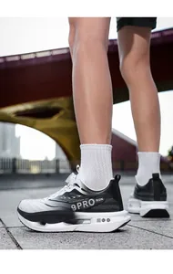 Détail des chaussures de course 9 Pro avec semelle amortissante et technologie carbone
