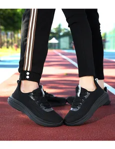 Dettaglio scarpe da corsa in mesh traspirante su pista all'aperto per uomo e donna