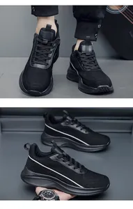 Details van zwarte ademende hardloopschoenen met witte strepen en een dikke dempende zool