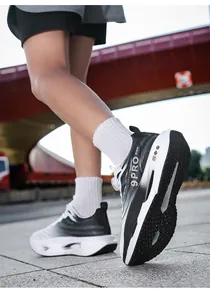 Détail de la chaussure de course montrant la semelle amortissante et le système de serrage