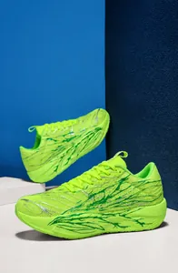 Détail de la tige en maille de chaussure de running vert néon sur une base géométrique