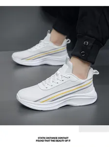 Zijaanzicht van witte ademende mesh sneakers met contraststrepen en een dikke rubberen zool