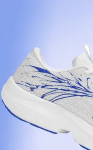 Détail de la chaussure de course en mesh blanc avec éclaboussures bleues et semelle amortie