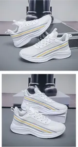 Detail van witte ademende mesh sneakers met gele en grijze zijstrepen aan de zijkant