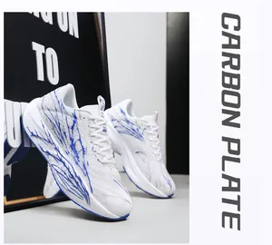 Vue détaillée de la tige en mesh respirant et de la technologie de plaque carbone des chaussures
