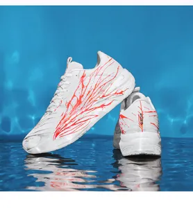 Détail d'une chaussure de running en mesh blanc avec motifs rouges et logo 2025
