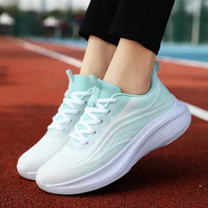 Scarpe da corsa estive traspiranti in verde menta e bianco su pista rossa