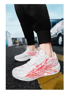 Détail du mesh respirant et du motif graphique rouge sur les chaussures de course légères