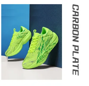 Gros plan sur les chaussures de course vert néon avec plaque de carbone et semelle ondulée