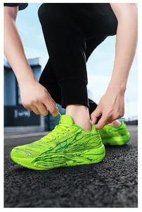 Détail de la chaussure de course vert fluo avec maille et amorti sur asphalte