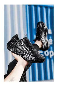 Détail de chaussures de course en mesh léger avec motifs griffés blancs dynamiques