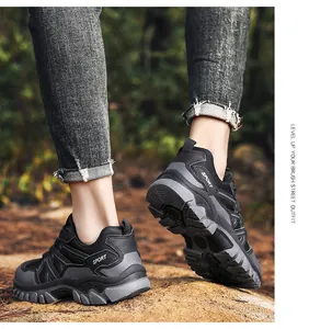 Dettaglio della suola in gomma e tomaia in mesh per scarpe da trekking e escursionismo