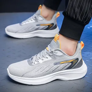 Lichtgewicht grijze hardloopschoenen voor heren met witte zolen en gele accenten voor sport