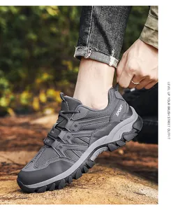 Dettaglio della suola per scarpe da trekking con battistrada profondo su ghiaia